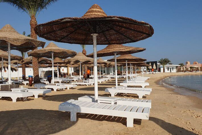 Лежаки и зонтики на пляже