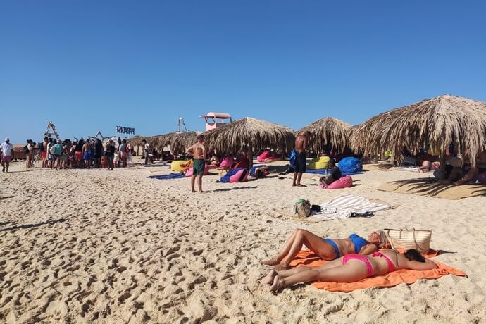 Туристы на пляже в Хургаде
