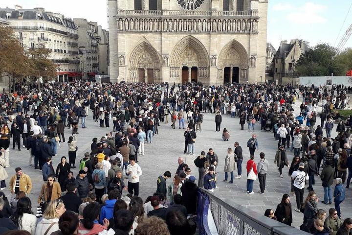 Очередь в собор Нотр дам де Пари