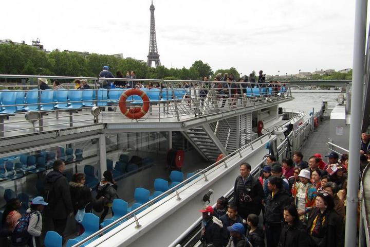 Очереди на прогулки по Сене