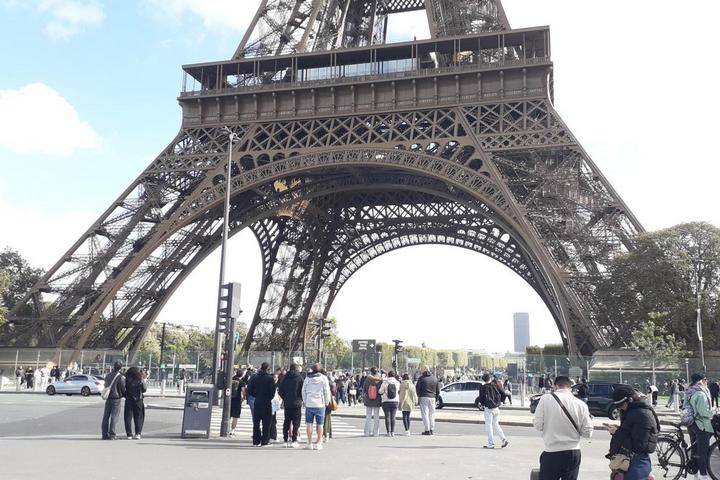 Под Эйфелевой башней