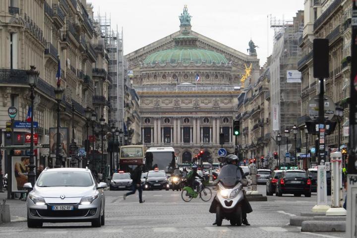 Вид с улицы на Оперу Гаранье