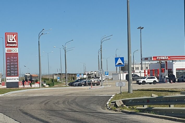 Заправка Лукойл перед Крымским мостом