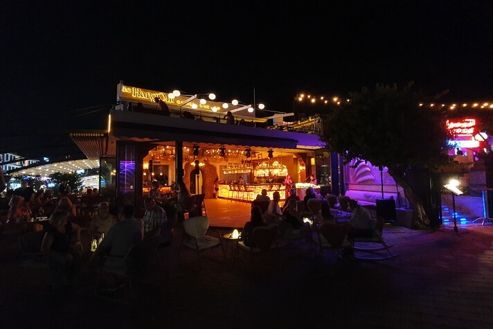 The Hangout вечером