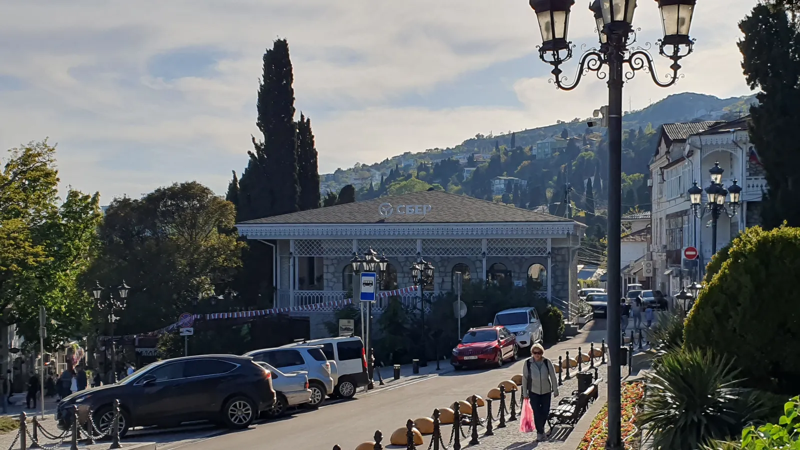Остановка у площади в центре Алупки