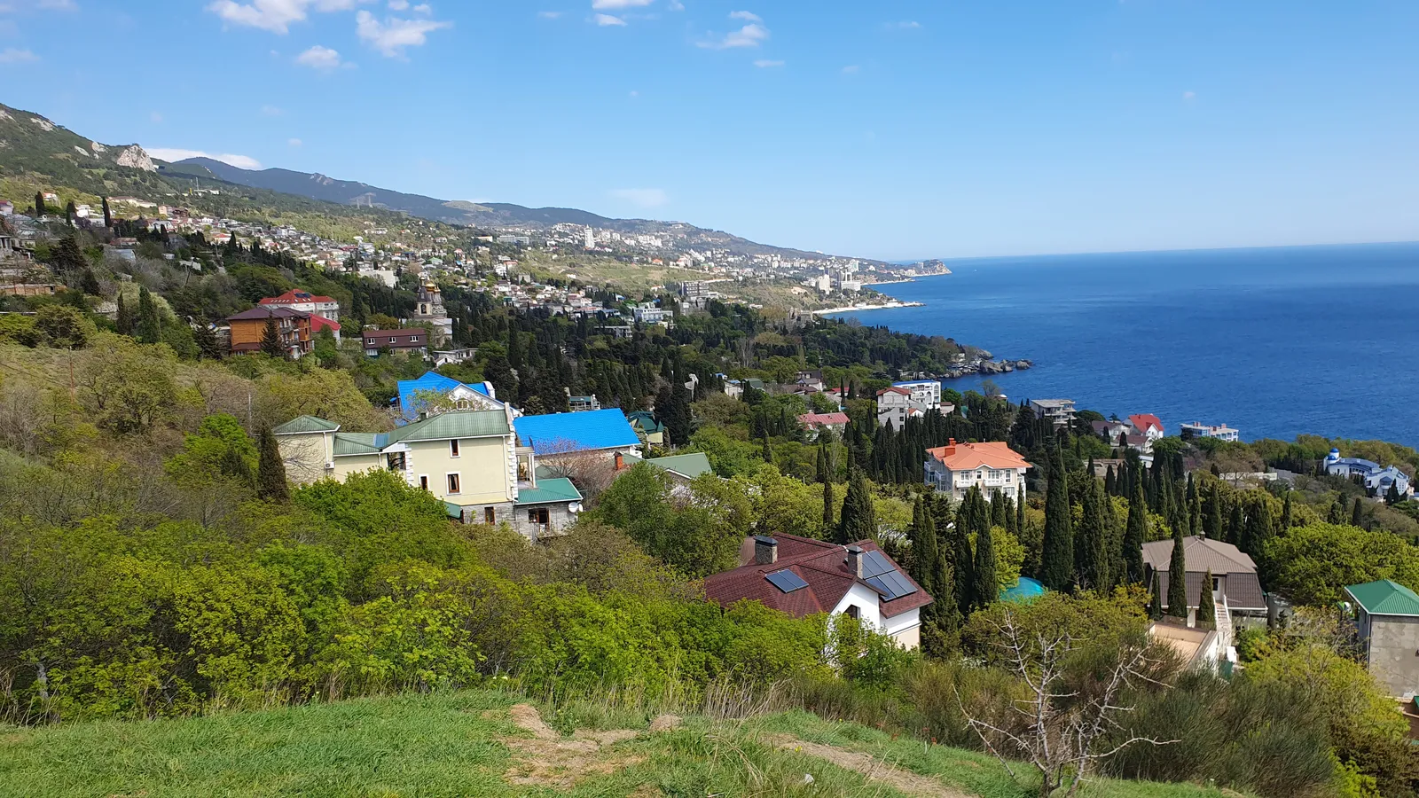 Вид на Алупку и Ялту