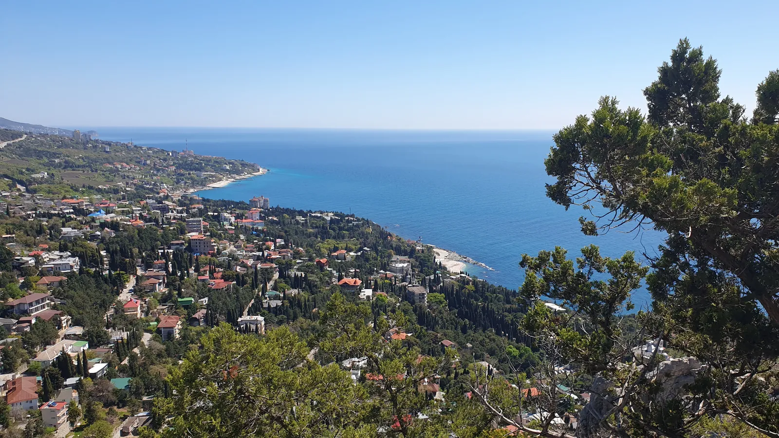 Алупка сверху: город, Воронцовский парк и море